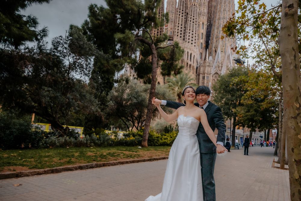 Joyful couple under Sagrada trees autumn morning Pre wedding photoshoot Barcelona BarcelonaLoversPH