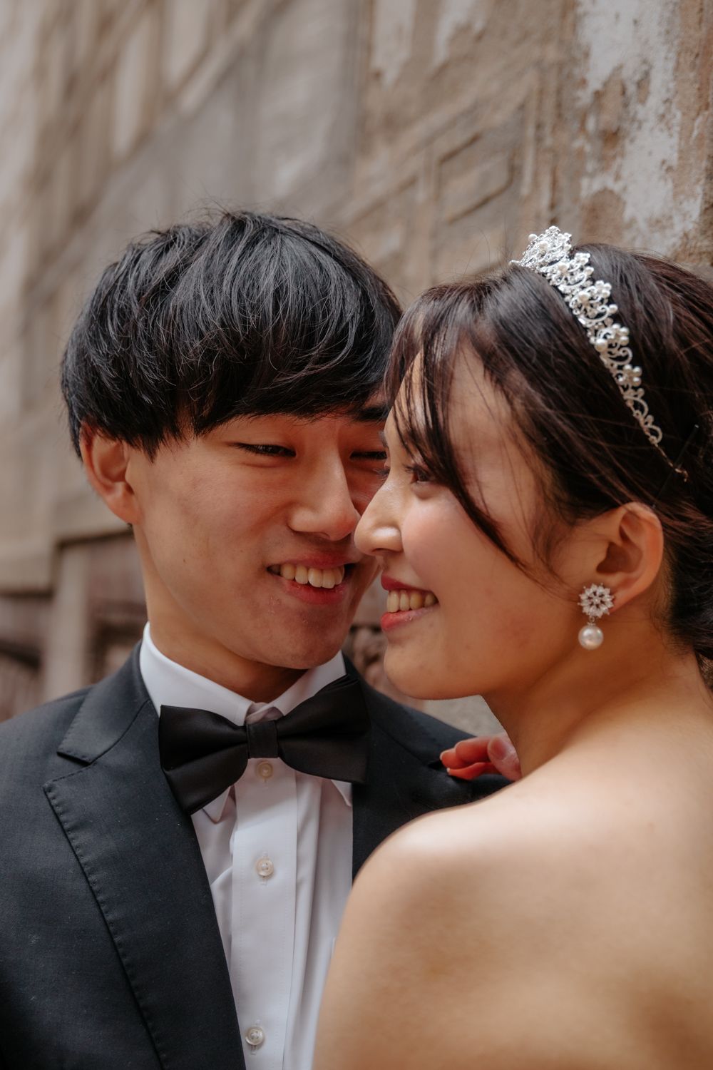 Emotional laugh in front of El Beso mural Pre wedding photoshoot Barcelona BarcelonaLoversPH