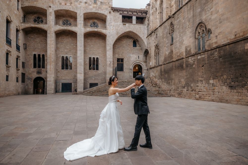 Romantic hug Park Güell colorful mosaics Pre wedding photoshoot Barcelona BarcelonaLoversPH