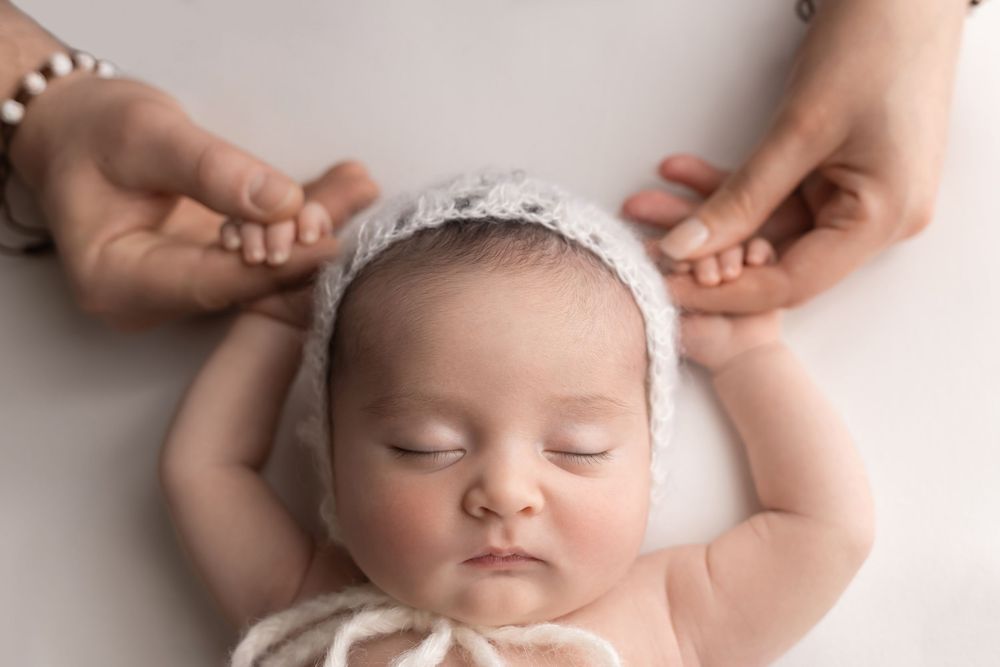 Newborn photo featuring daddy and mama's hands, taken by Jen Knightstep, Photographer
