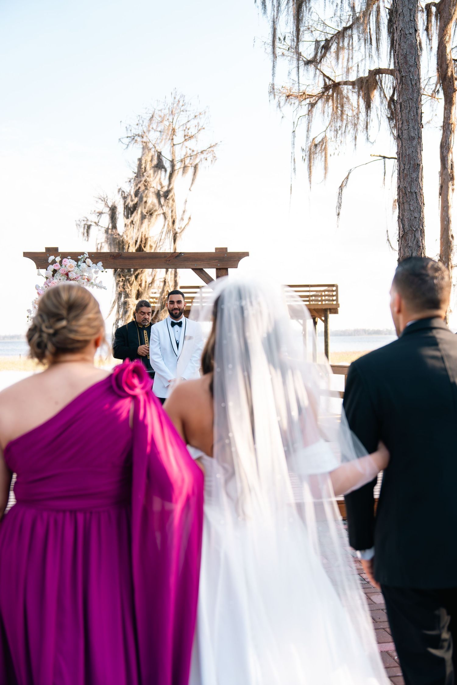 Fotografía de boda con los novios.
Wedding photography with the groom and bride.
© Photography by Iela LLC