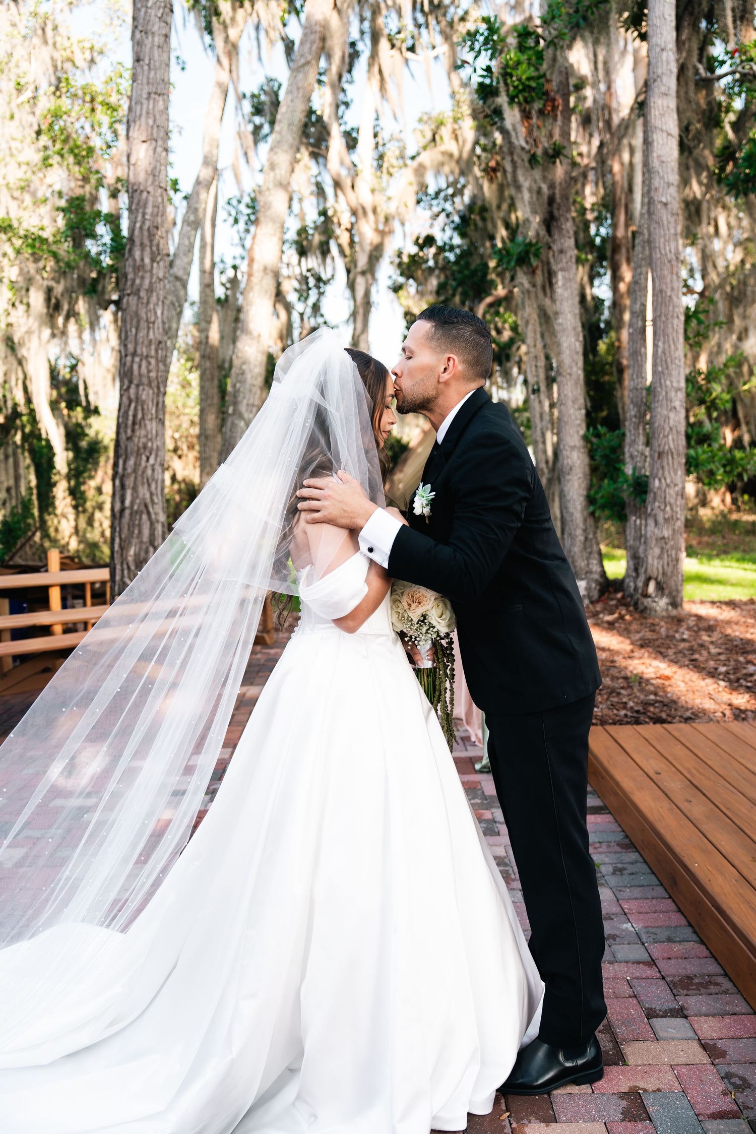 Fotografía de boda papa entregando a la novia. 
Wedding photography father walking with bride
© Photography by Iela LLC