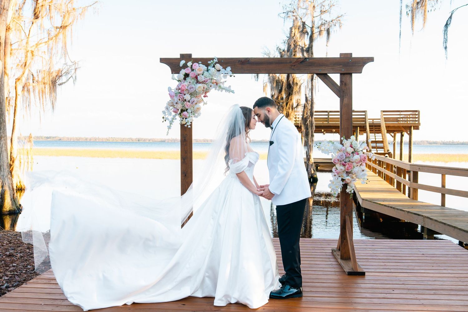 Fotografía de boda con los novios.
Wedding photography with the groom and bride.
© Photography by Iela LLC