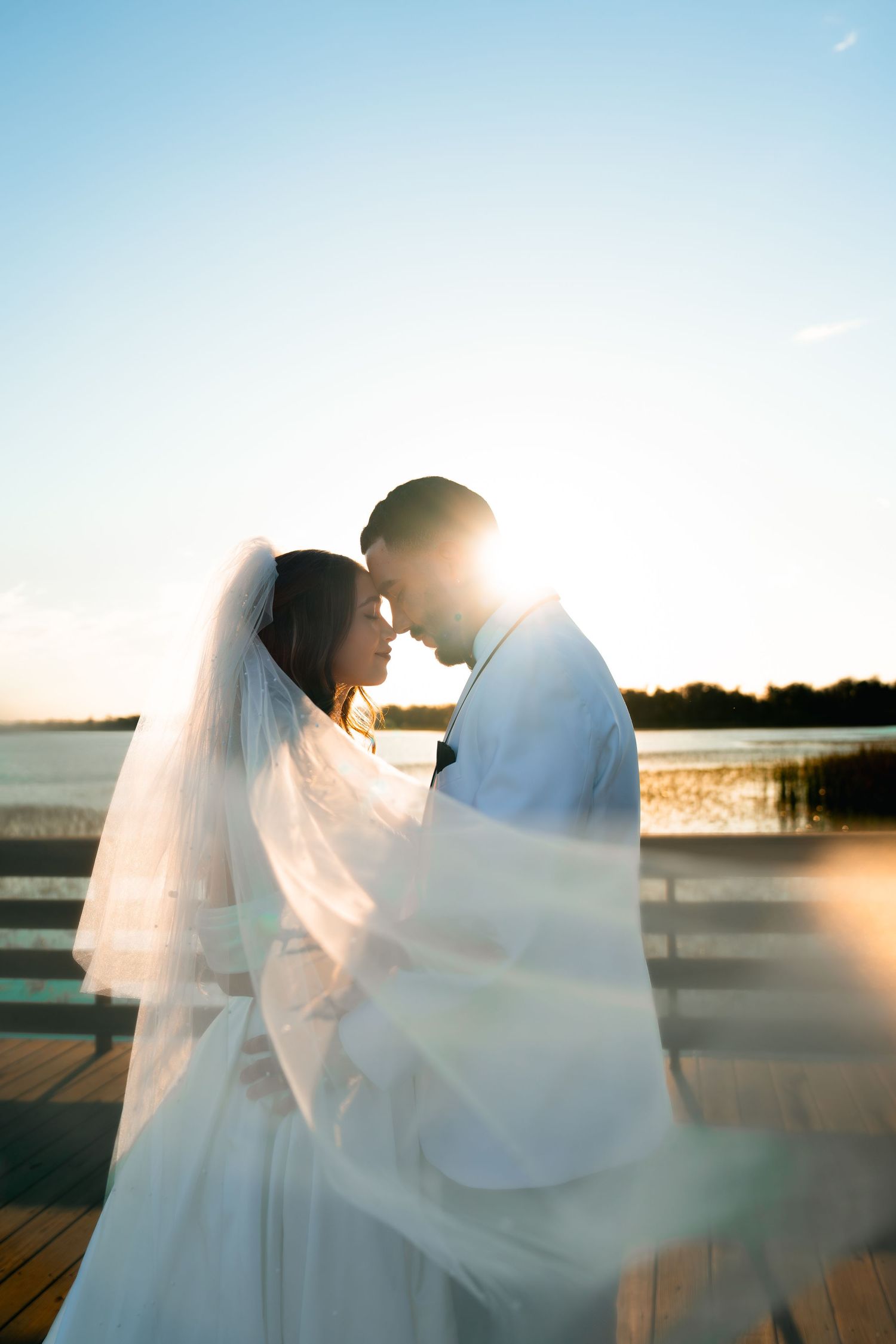 Fotografía de boda con los novios con sol atrás 
Wedding photography with the groom and bride with sun behind
© Photography by Iela LLC