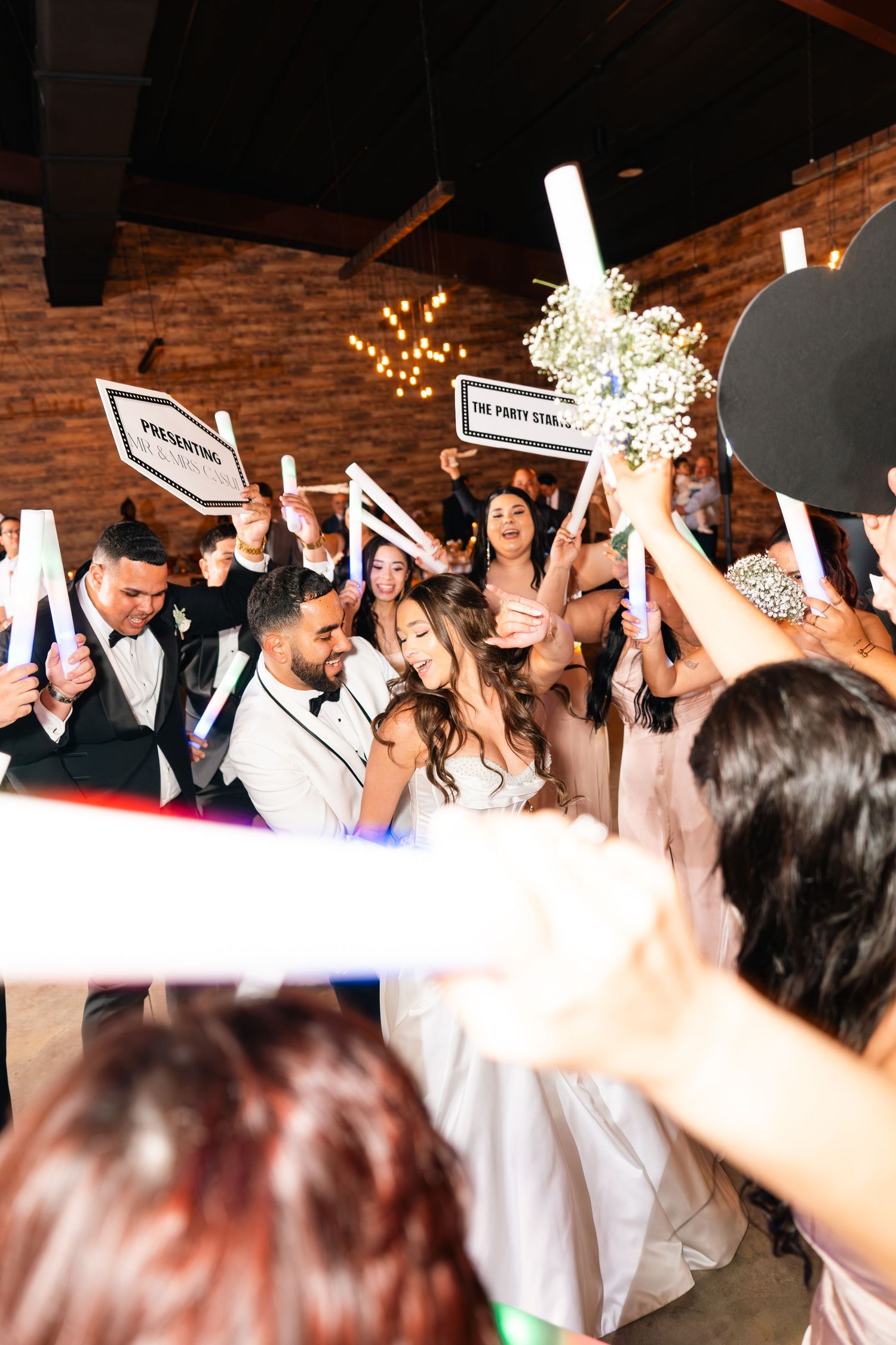 Fotografía de boda con los novios en la fiesta. 
Wedding photography with the groom and bride in the party
© Photography by Iela LLC