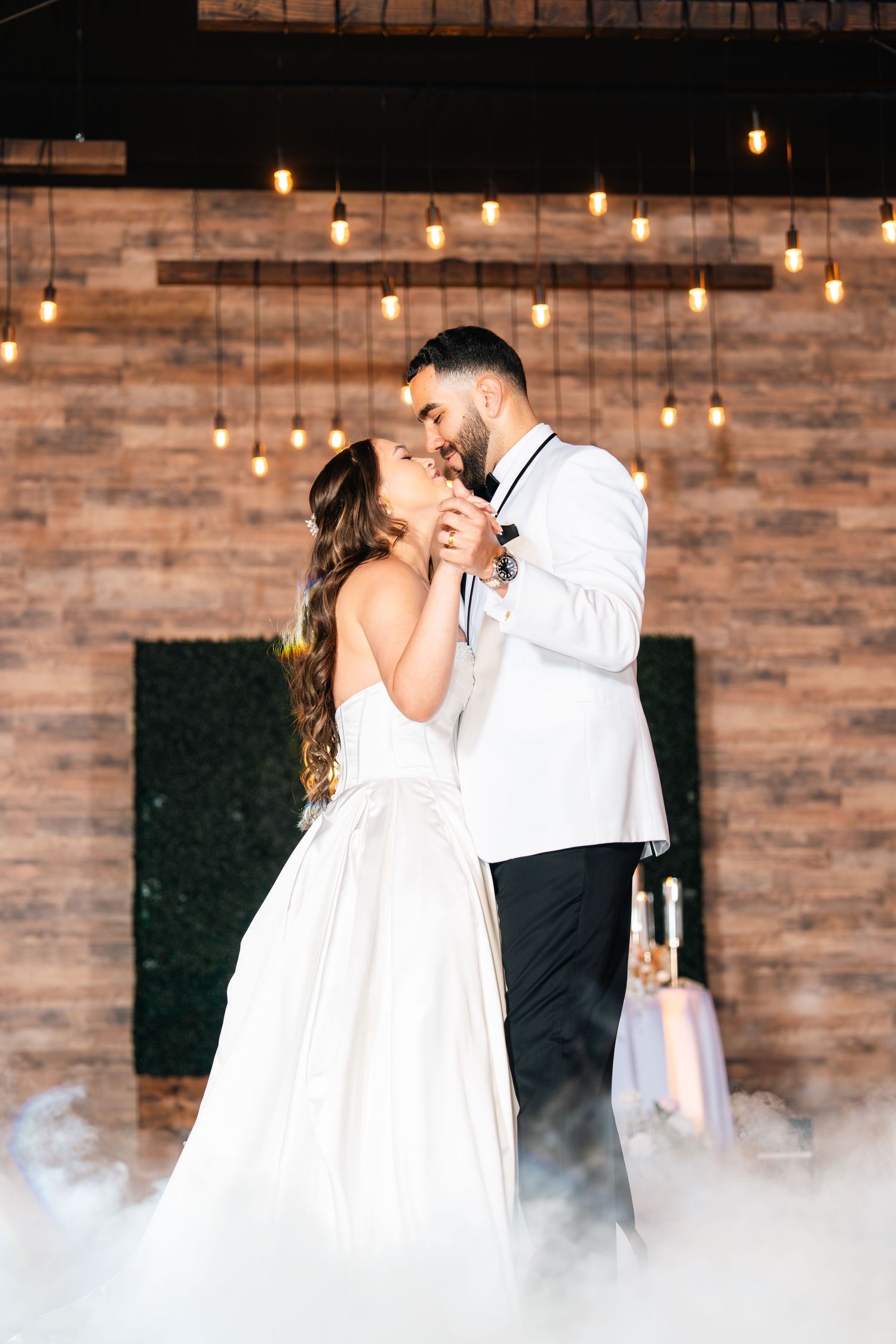 Fotografía de boda con los novios primer baile
Wedding photography with the groom and bride and the first dance
© Photography by Iela LLC