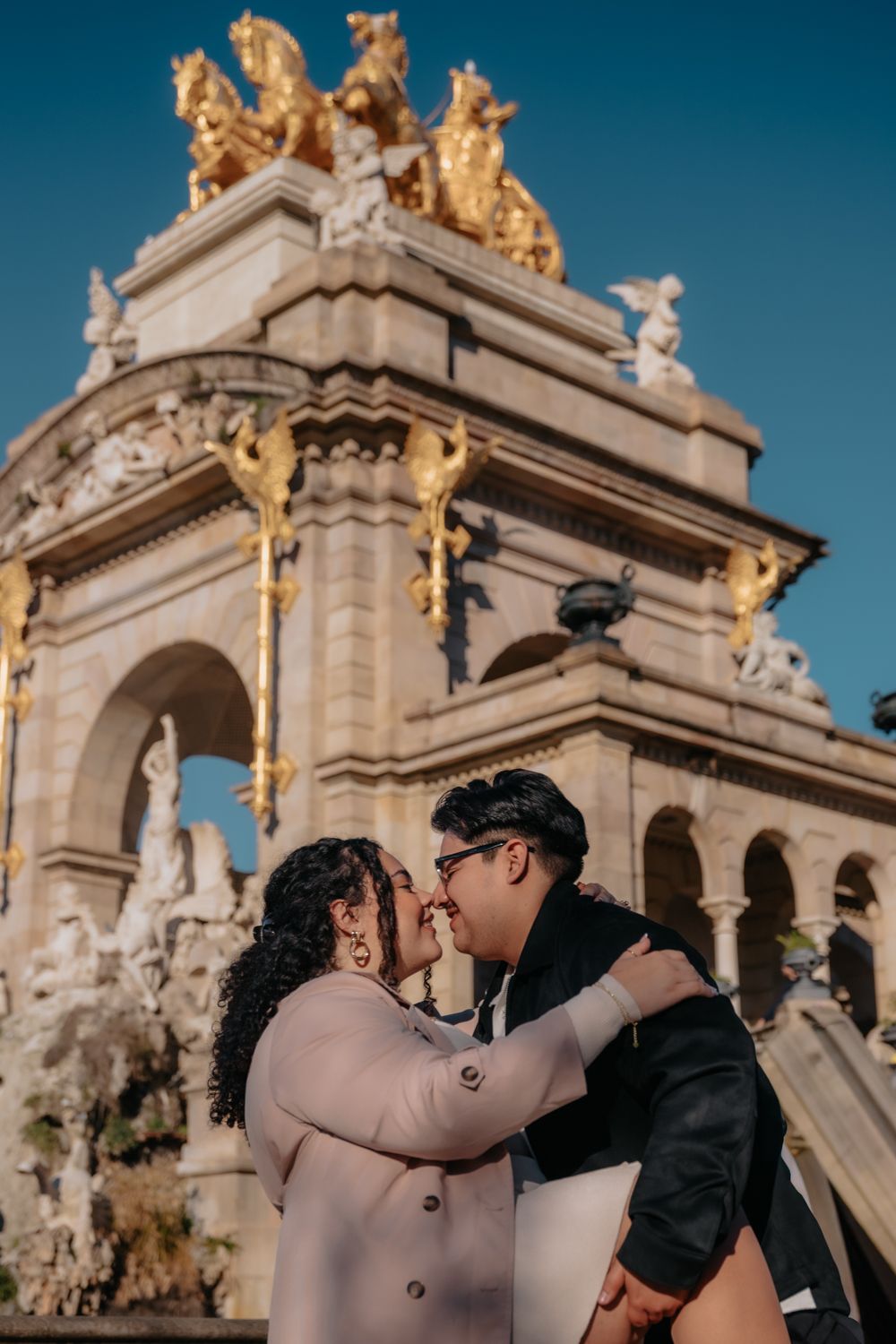 Alejandro kneeling in front of Cascada Monumental Barcelona Surprise proposal Barcelona BarcelonaLoversPH
