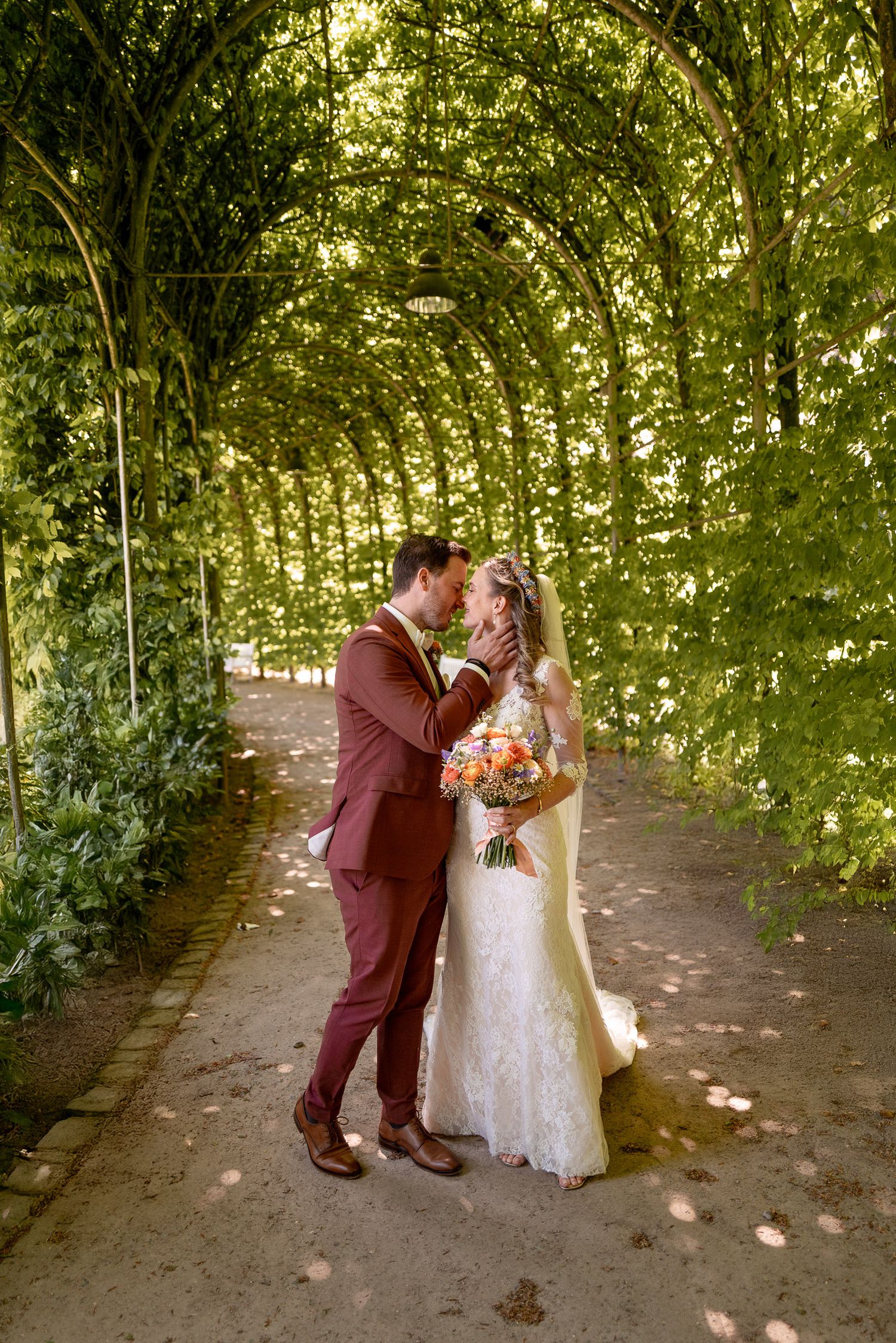 Hochzeitsfotograf Kleve & Niederrhein: Emotionale Reportage im Grünen am Amphitheater und Baumannshof.