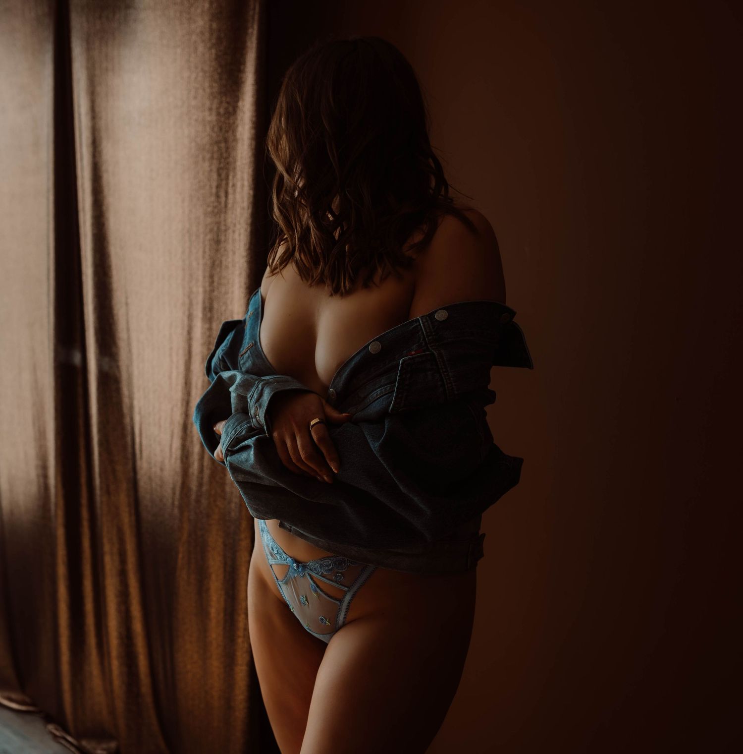 Boudoir photographer near Minneapolis, Minnesota is Boudoir by KJ.