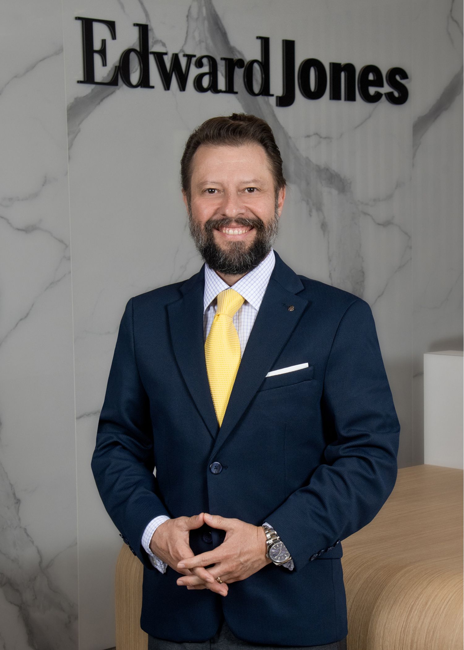 Gerardo Porraz, Edward Jones associate portrait Jeffrey Tholl photography
