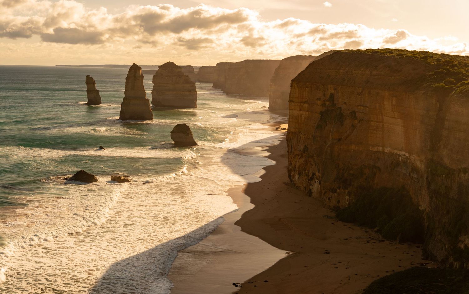 Côte australienne des Douze Apôtres au coucher de soleil, Great Ocean Road, formations rocheuses emblématiques en bord de mer
