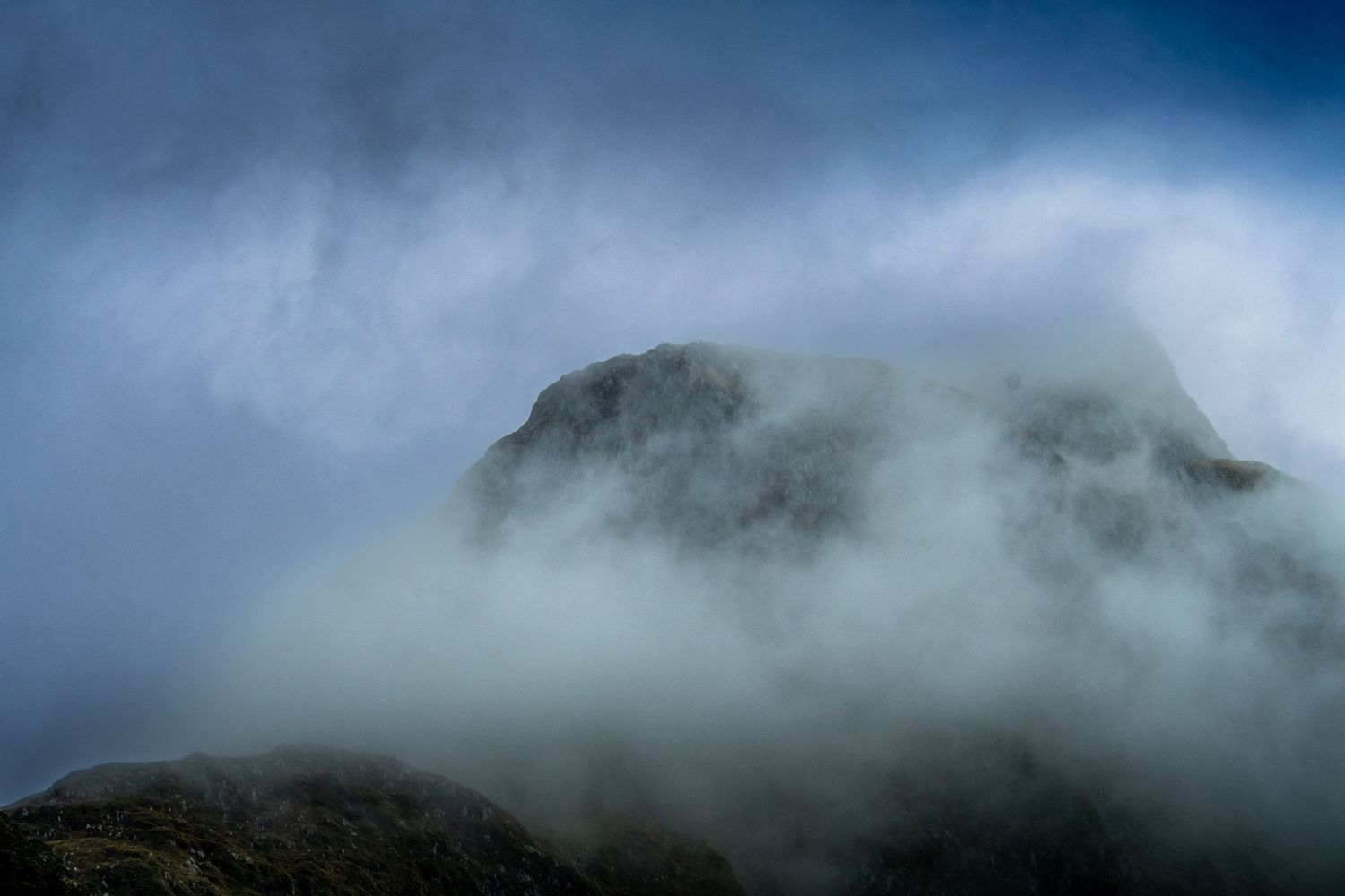 Montagne mystérieuse enveloppée de brouillard dans les fjords de Nouvelle-Zélande au lever du jour