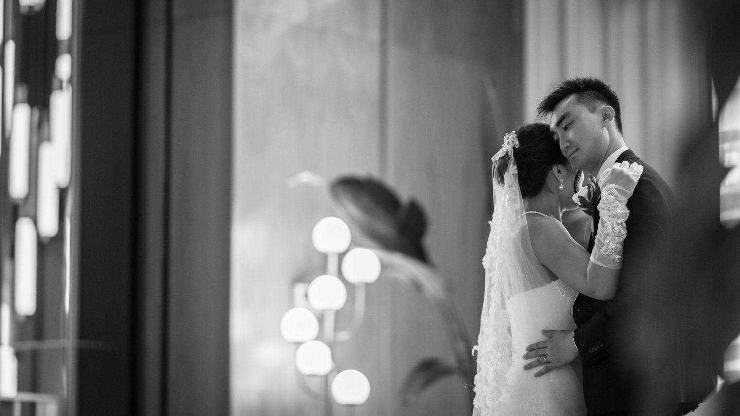 Photographies de mariage T-Gonzalez capturant l'émotion et la beauté à Centre ville de Montréal. Style éditorial, candide et classique.