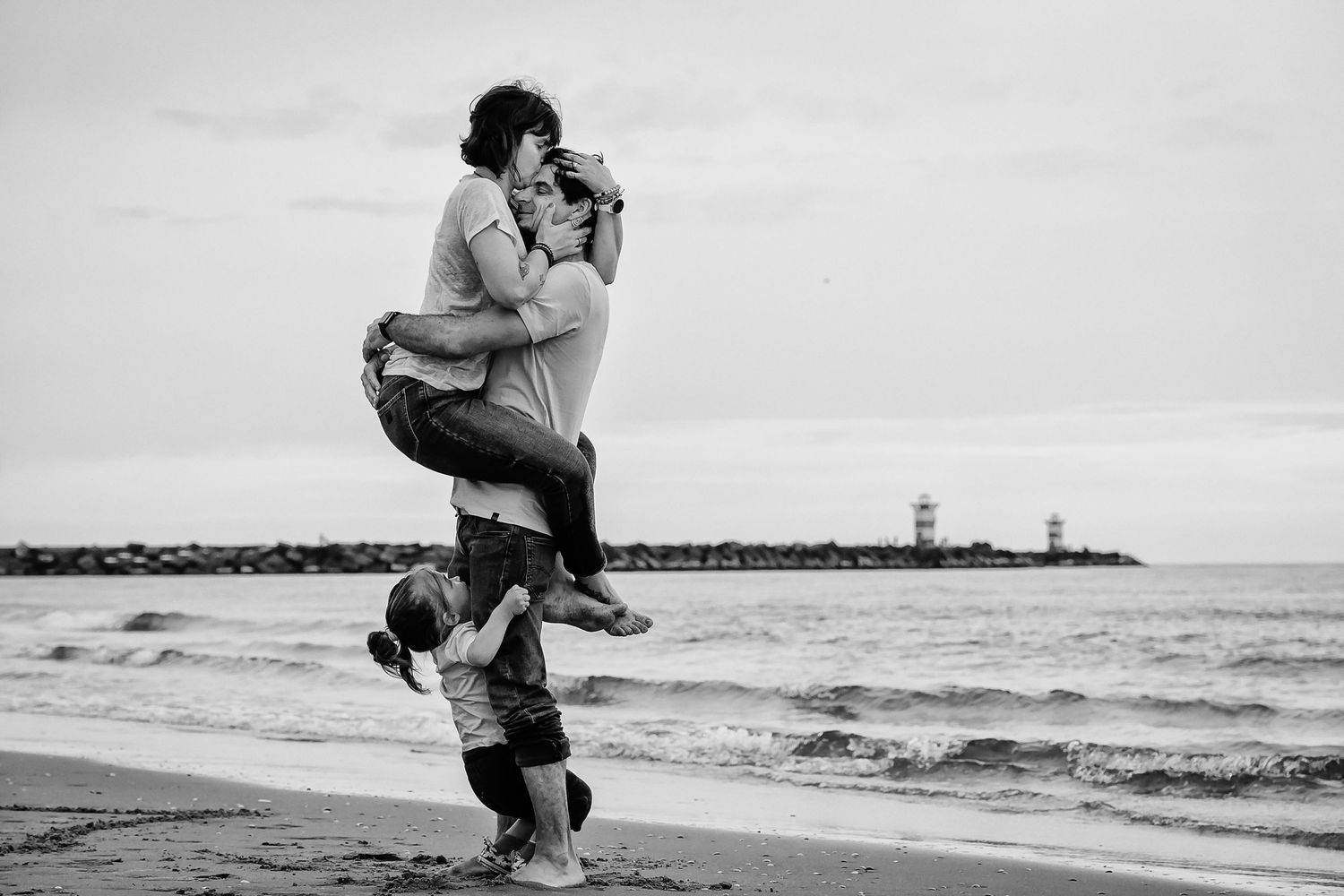 Family moment on the beach captured by photographer The Hague, Theo Manusaride.