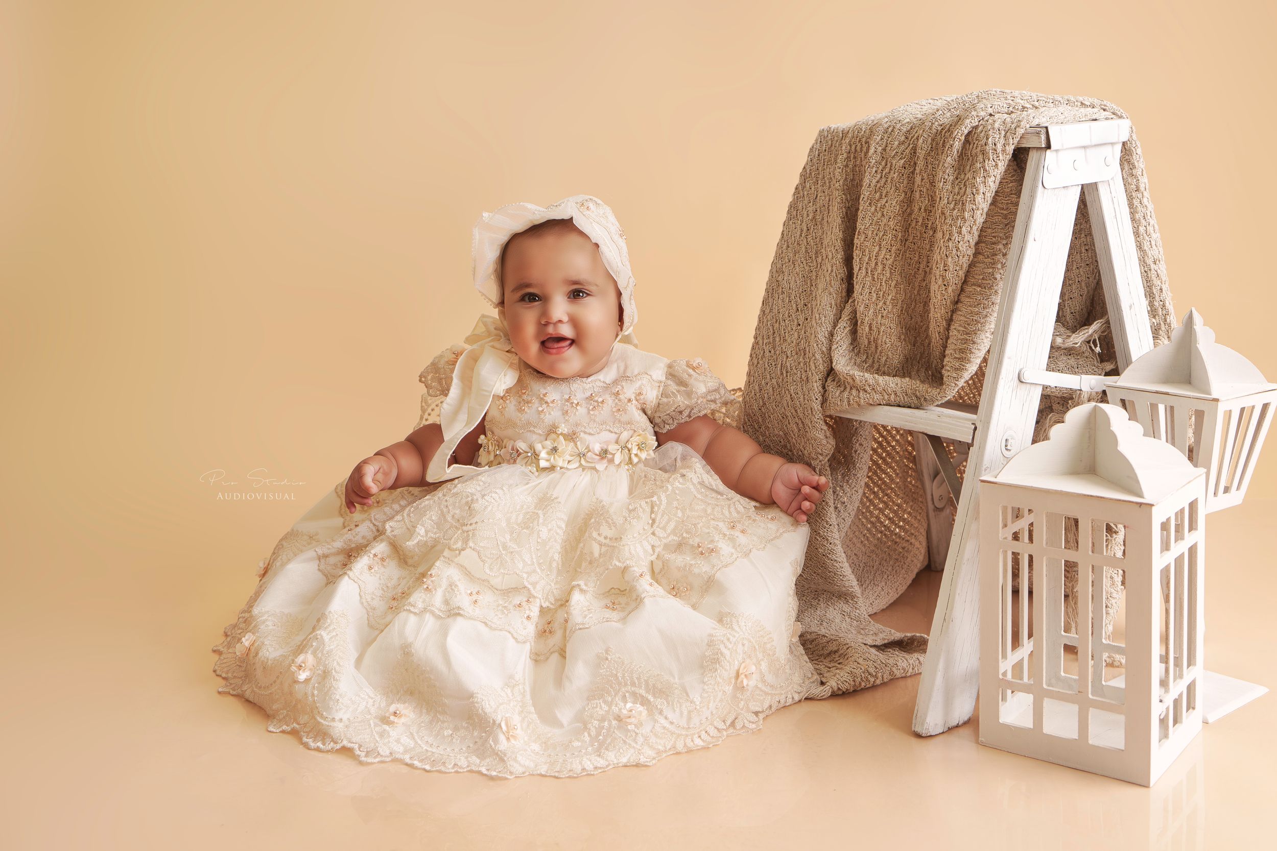 sesion de bautizo en estudio christening photoshoot