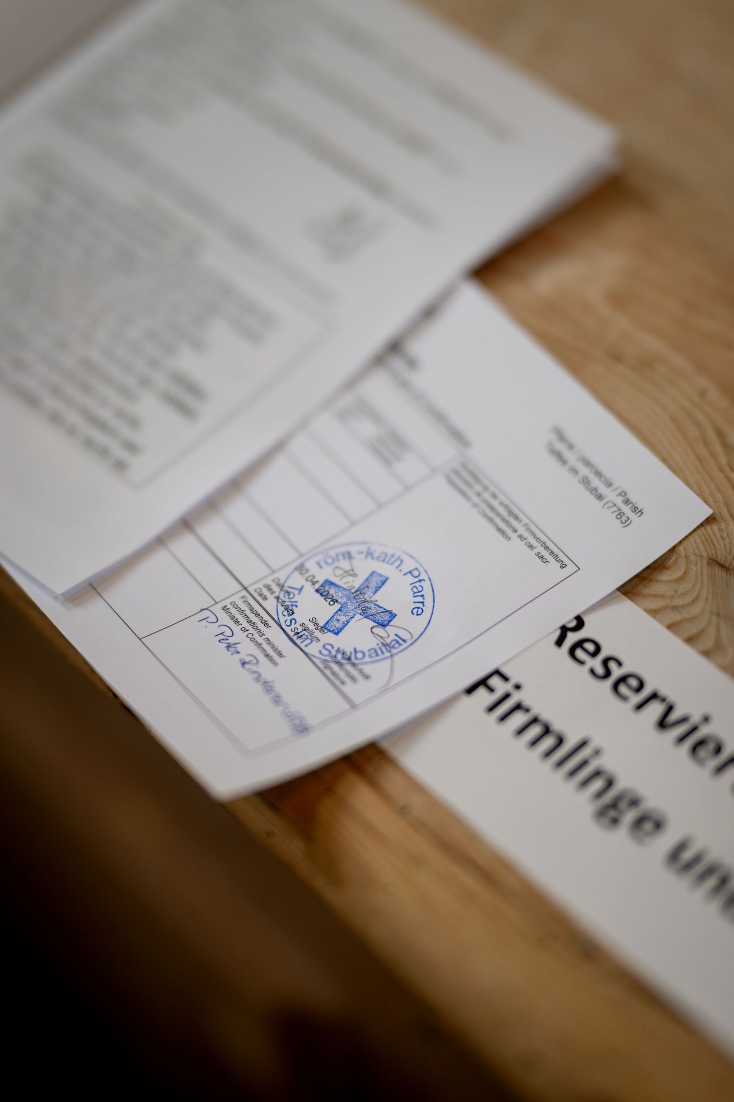 Dokument Reservierung Firmlinge auf einem Holztisch