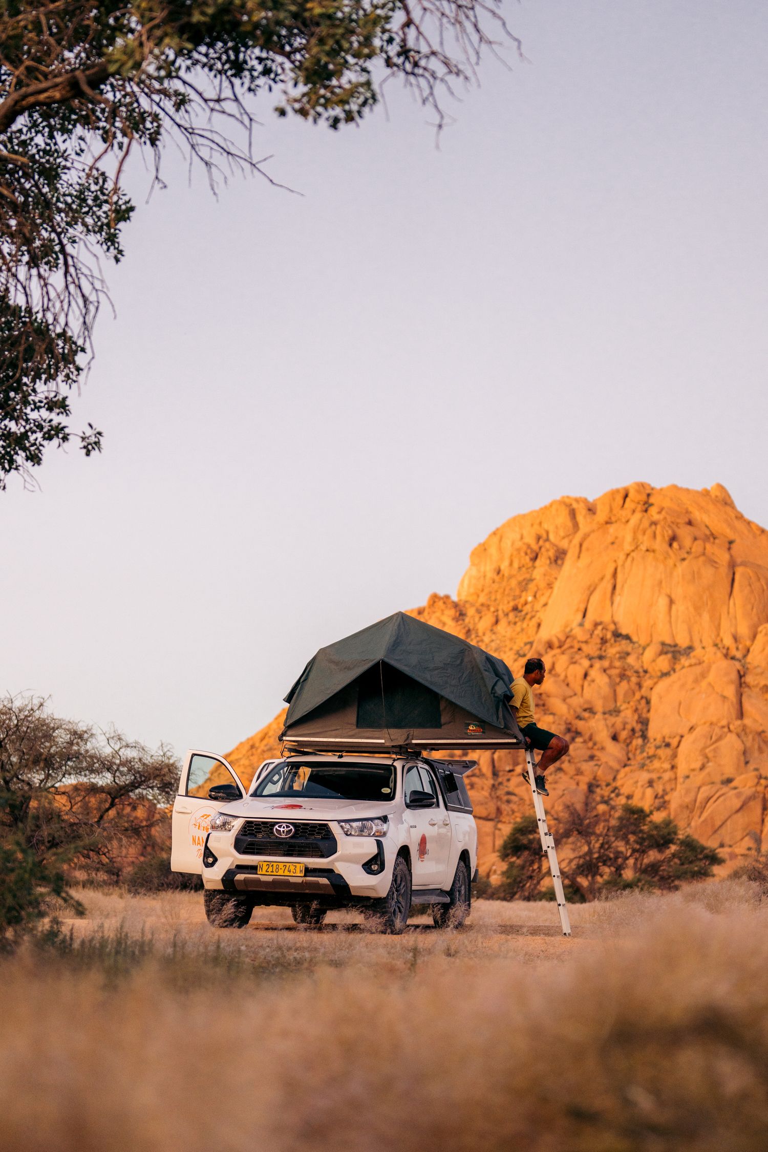 4x4 installé au camping avec tente de toit en namibie