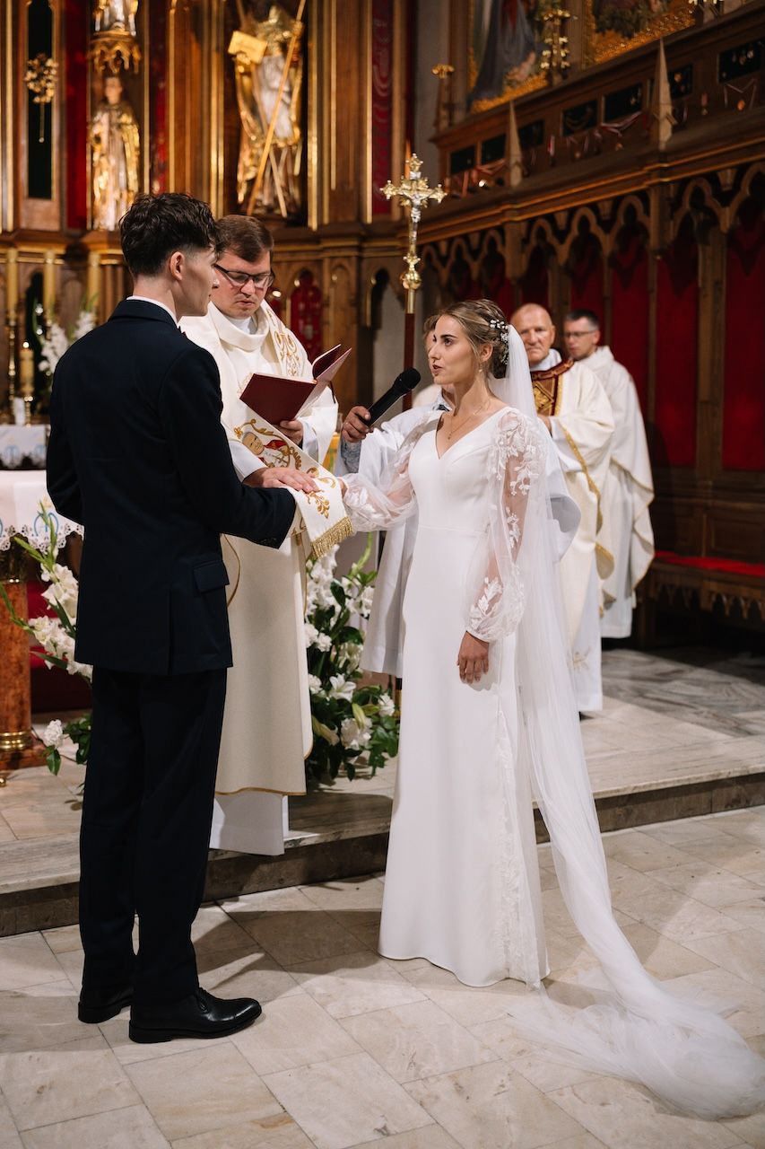 Ceremonia ślubna w kościele w Poznaniu