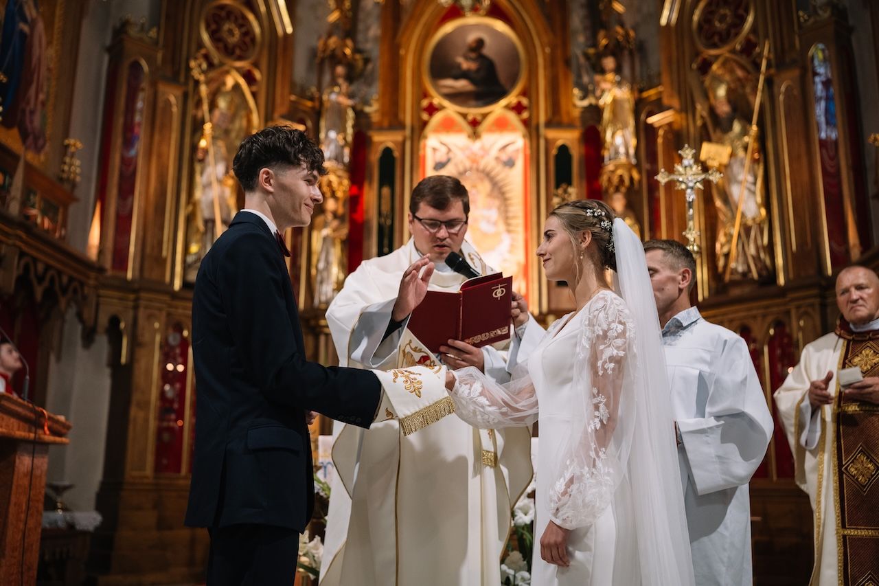 Ceremonia ślubna w kościele w Poznaniu