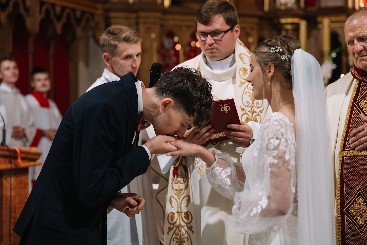 Ceremonia ślubna w kościele w Poznaniu