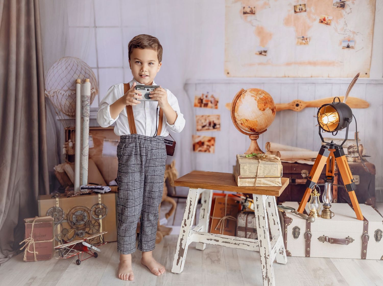 Fotografa Infantil en Ponce Fotografiando ninos por 18 anos en Puerto Rico Nino de 5 anos posa aguantando una camara antigua