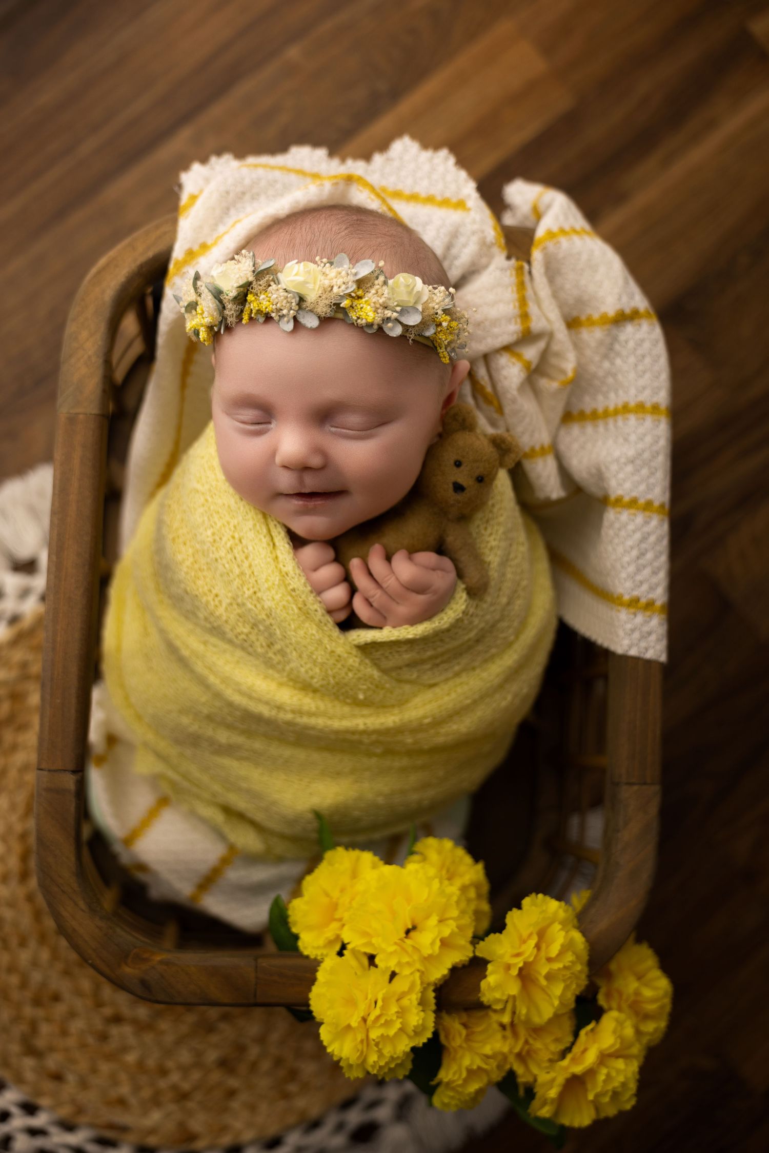 Baby toes in the hands of his mother and father