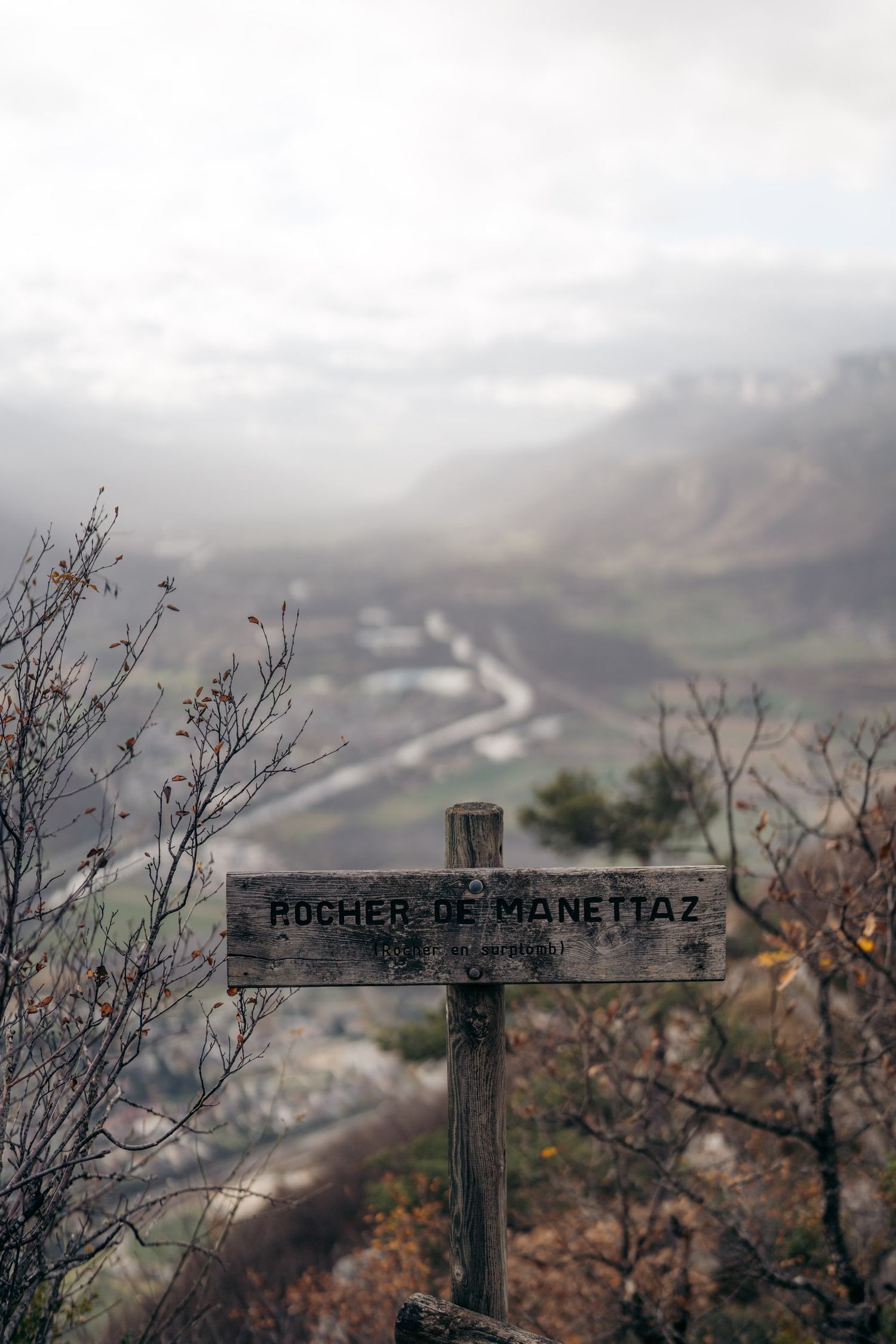 rocher du manettaz avec vue sur la vallée de chambéry en arrière-plan