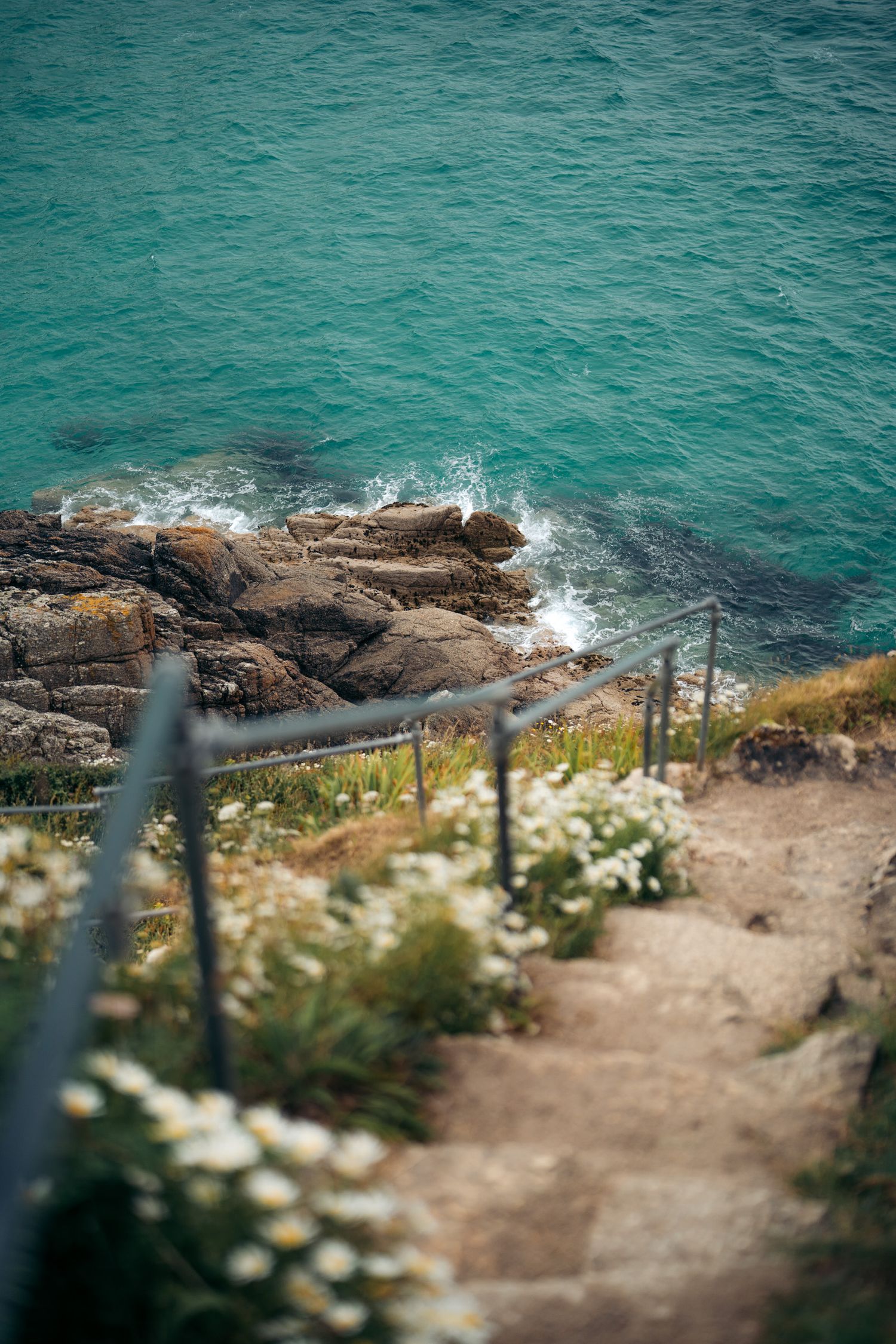 escalier qui mène à la plage de porthcurno beach dans les cornouailles en angleterre