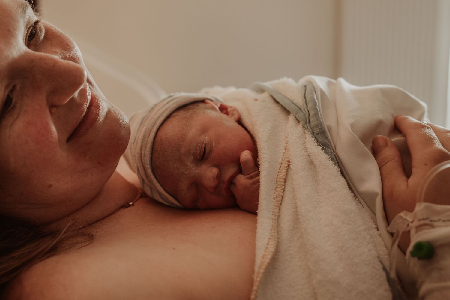 Geboortefotograaf geboorte geboortefotografie brabant Oss bevalling Den Bosch Uden  fotografie baby newborn newlife birth ouders gezin