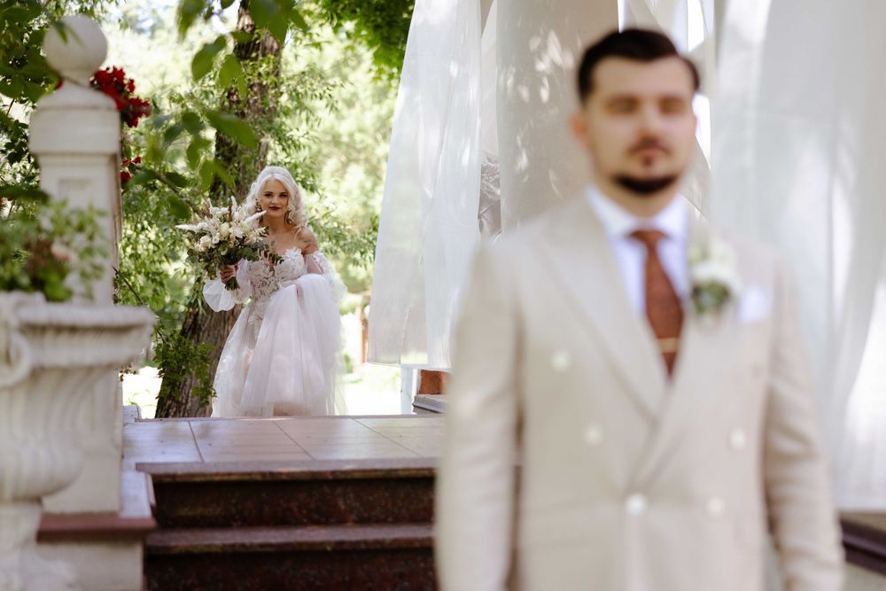 Para Młoda podczas first look przed pałacem, okolice Warszawy
