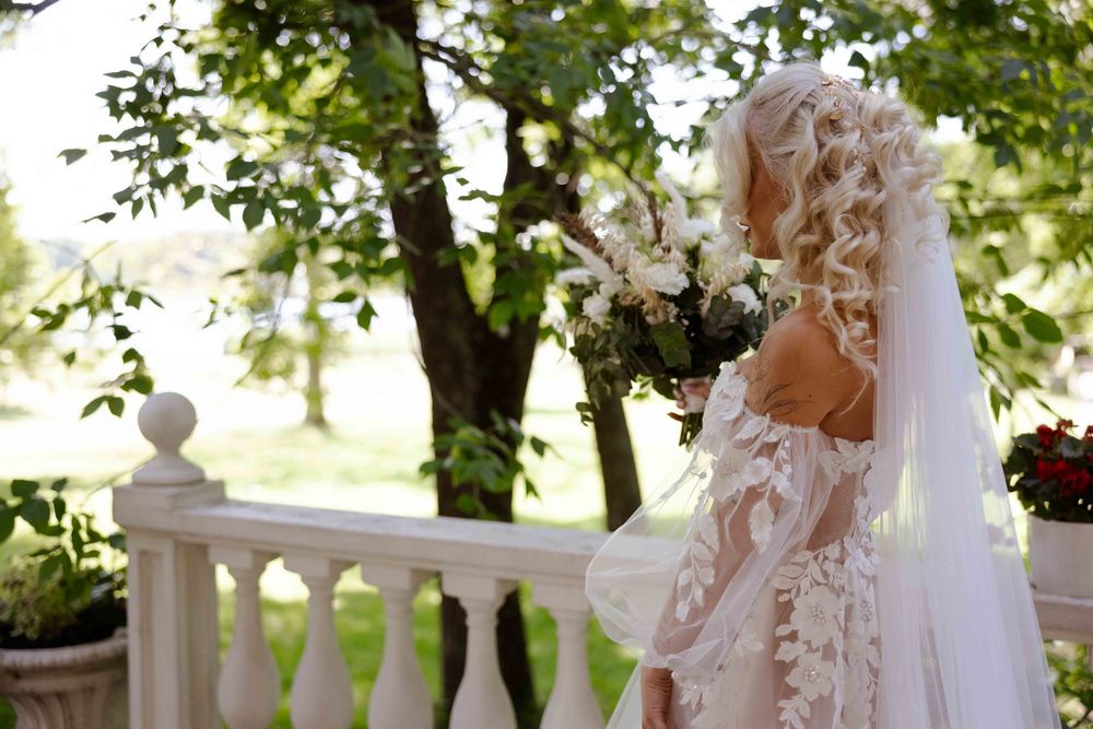 Pałacowy first look w ogrodzie, romantyczna sesja ślubna Mazowsze