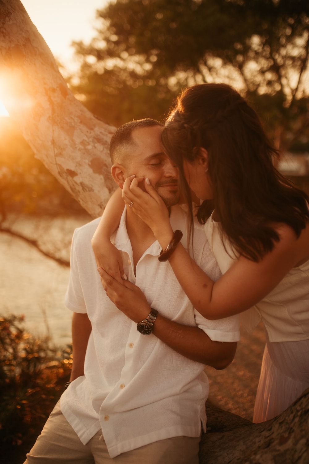 Novios con los ojos cerrados acariciándose en sesión de boda al atardecer en Tarragona