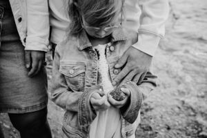 Familienfotograf aus Grimma und Leipzig – lebendige, warme Familienshootings draußen in der Natur mit authentischen Momenten und emotionalen