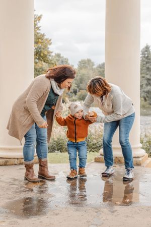 Familienfotograf aus Grimma und Leipzig – lebendige, warme Familienshootings draußen in der Natur mit authentischen Momenten und emotionalen