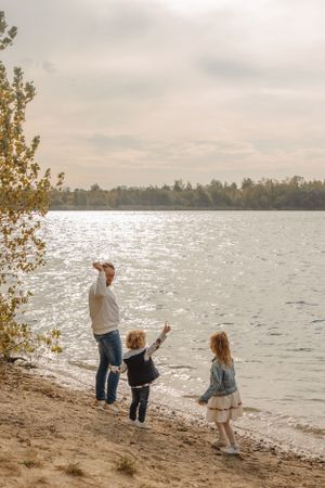 Familienfotograf aus Grimma und Leipzig – lebendige, warme Familienshootings draußen in der Natur mit authentischen Momenten und emotionalen