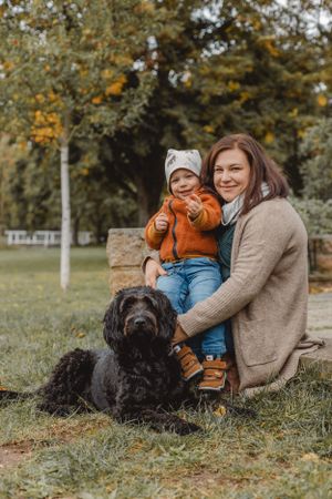 Familienfotograf aus Grimma und Leipzig – lebendige, warme Familienshootings draußen in der Natur mit authentischen Momenten und emotionalen