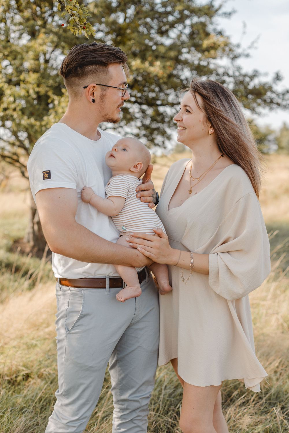 Familienfotograf in Grimma und Leipzig – authentisches Familienshooting mit echten, warmen Familienmomenten.
