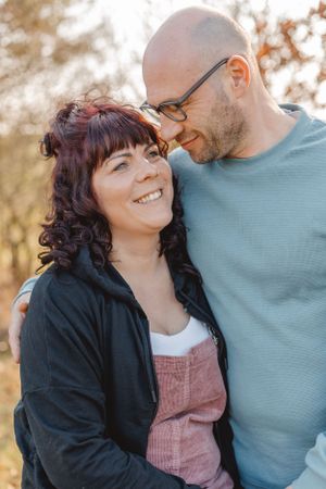 Familienfotograf aus Grimma und Leipzig – lebendige, warme Familienshootings draußen in der Natur mit authentischen Momenten und emotionalen