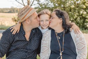 Familienfotograf in Grimma und Leipzig – authentisches Familienshooting mit echten, warmen Familienmomenten.