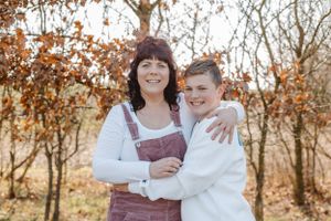 Familienfotograf aus Grimma und Leipzig – lebendige, warme Familienshootings draußen in der Natur mit authentischen Momenten und emotionalen