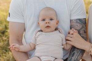 Familienfotograf in Grimma und Leipzig – authentisches Familienshooting mit echten, warmen Familienmomenten.