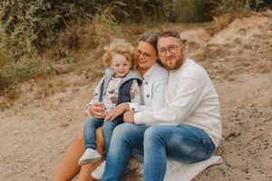 Familienfotograf aus Grimma und Leipzig – lebendige, warme Familienshootings draußen in der Natur mit authentischen Momenten und emotionalen