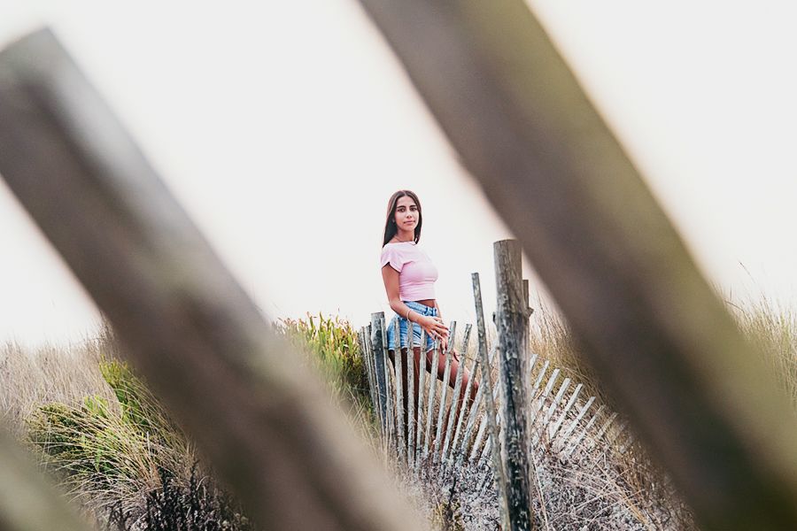 Sessão fotográfica na praia com bonitas modelos profissionais