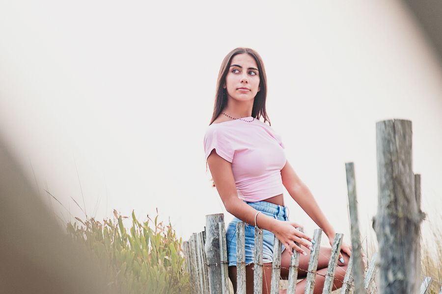 Sessão fotográfica na praia com bonitas modelos profissionais