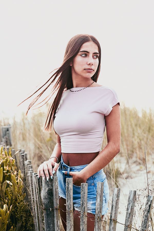 Sessão fotográfica na praia com bonitas modelos profissionais