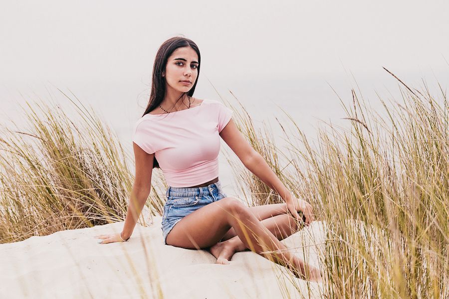 Sessão fotográfica na praia com bonitas modelos profissionais