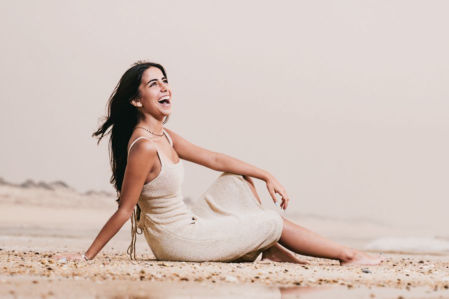 Sessão fotográfica na praia com bonitas modelos profissionais