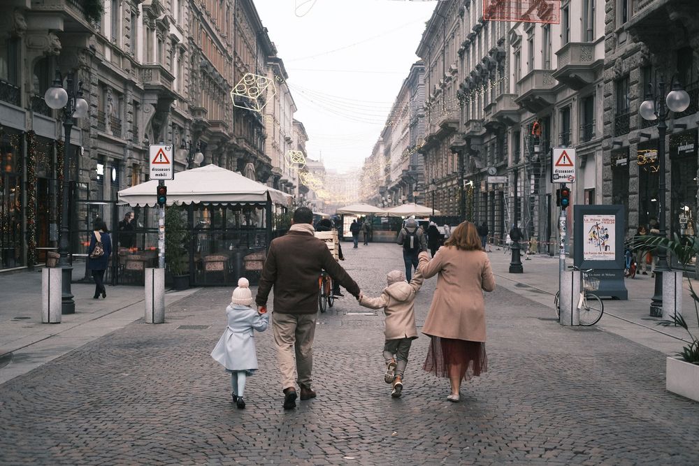 Candid family photoshoot in central Milan.