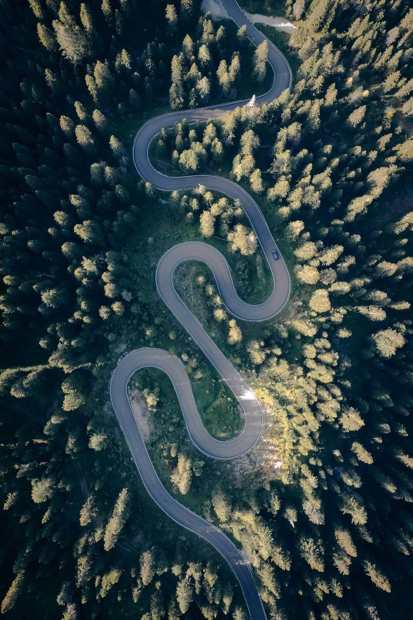 snake road vue en drone dans les dolomites