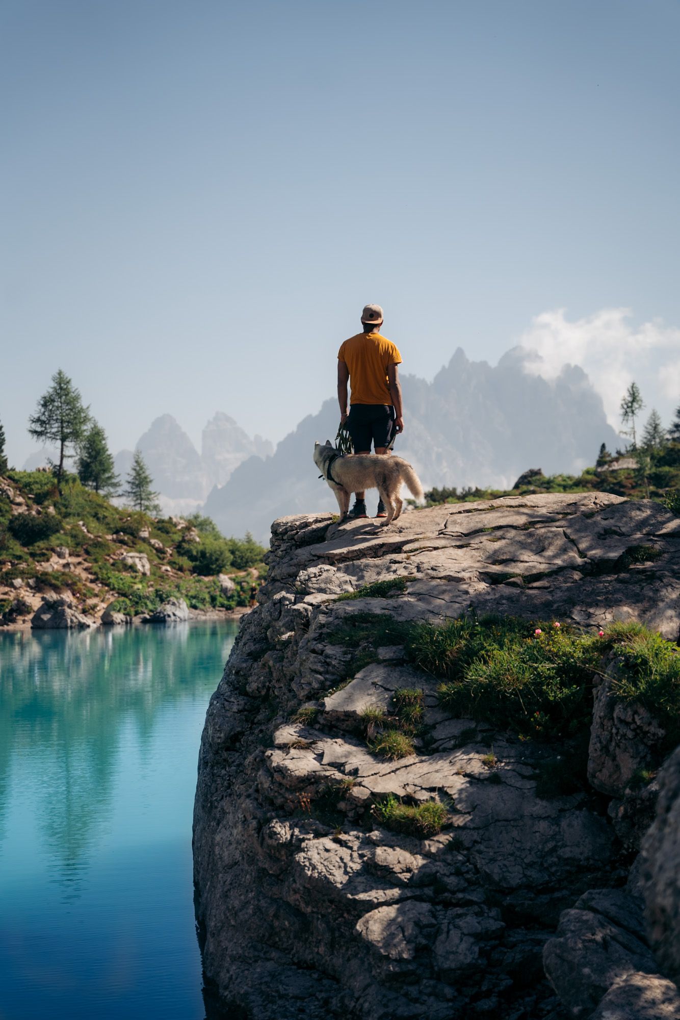 randonneur et son chien au lago di sorapis dans les dolomites